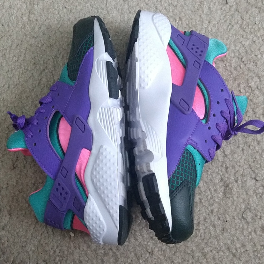 Nike Huararche Run Ultra Now Women s7 Sneaker